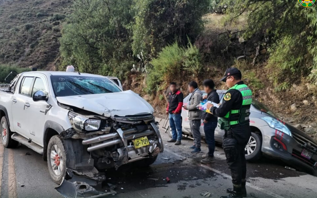 GRAVE ACCIDENTE VEHICULAR EN LA VÍA NAZCA–CUSCO DEJA DOS HERIDOS Y CUANTIOSOS DAÑOS MATERIALES